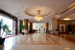 eine Lobby eines Hotels mit einem Kronleuchter in der Unterkunft Berjaya Waterfront Hotel in Johor Bahru