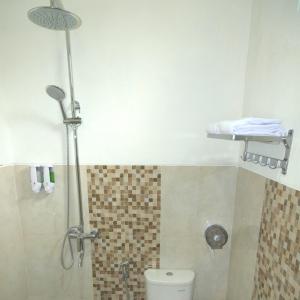Licin的住宿－Kayon Griya Osing Villa - Ijen，带淋浴、卫生间和盥洗盆的浴室