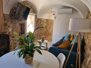 a living room with a blue couch and a table at El Edén Casas Rurales con Piscina y Jacuzzi in Montánchez