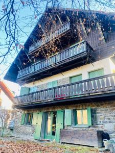 un edificio con 2 balcones en la parte superior. en Cocon alpin, Situation top, Chalet Reine des neiges en Megève