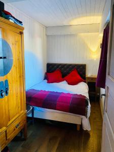 Cama ou camas em um quarto em Cocon alpin, Situation top, Chalet Reine des neiges