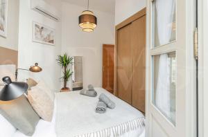 salon z łóżkiem i oknem w obiekcie Artistic apartment in the heart of Málaga by REMS w Maladze +29 zdjęć