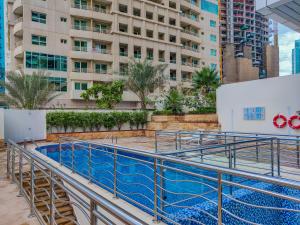 Bazén v ubytování HiGuests - Deluxe Apt With Incredible Panoramic Marina Views nebo v jeho okolí