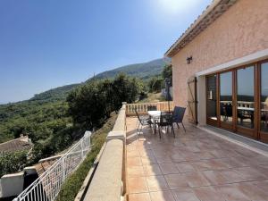 - un balcon d'une maison avec une table et des chaises dans l'établissement Villa Umberto, à Gattières