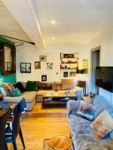 een woonkamer met 2 banken en een tv bij Cocon alpin, Situation top, Chalet Reine des neiges in Megève