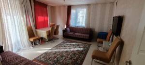 Zimmer mit einem Wohnzimmer mit Sofa und TV in der Unterkunft ALTAY MOTEL in Yalova