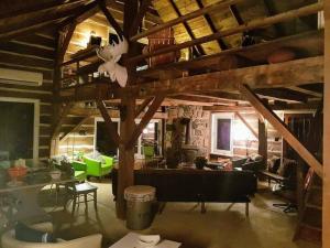 Posezení v ubytování A charming, rustic 150 year old Carriage House