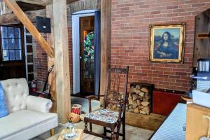 Posezení v ubytování A charming, rustic 150 year old Carriage House