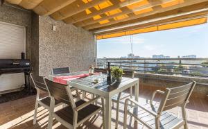 una mesa y sillas en un balcón con vistas en Ático Terrazas Piscina Parking 3 Rooms 2 Baños, en Jerez de la Frontera