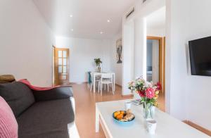 sala de estar con sofá y mesa con un bol de fruta en Ático Terrazas Piscina Parking 3 Rooms 2 Baños, en Jerez de la Frontera