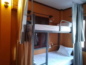2 Etagenbetten in einem Zimmer mit Fenster in der Unterkunft Funny Riverside Backpackers in Luang Prabang