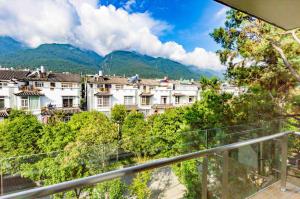 desde el balcón de una ciudad con montañas en Dali Dream House with Seaview, en Dali