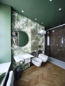 bagno con 2 lavandini e specchio di Bellacorte Gentiluogo per Viaggiatori a Parma