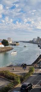 - une vue sur une rivière avec des bateaux dans l'eau dans l'établissement Studio vue sur mer, à La Chaume