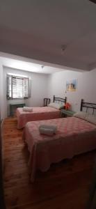 a room with three beds in a room at La Casa del Obispo in Caleruega