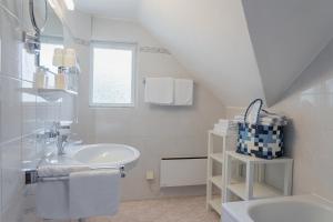 Vannituba majutusasutuses Inselhotel Faakersee