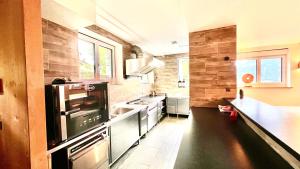 Family & Mountain Lodge C'est la Vie的厨房或小厨房