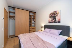 een slaapkamer met een groot bed en een kast bij TartuKodu Riia20A-8 in Tartu