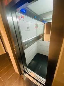een lege keuken met een koelkast in een kamer bij Town Apartment direkt im Zentrum von Denia in Denia