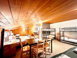 Family & Mountain Lodge C'est la Vie客房内的一张或多张床位