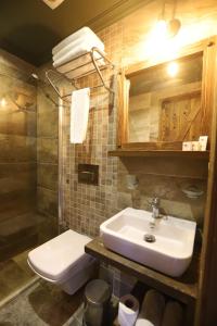 A bathroom at THE SARIGERME INN