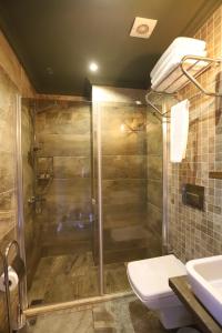 A bathroom at THE SARIGERME INN