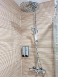 eine Dusche mit Duschkopf im Bad in der Unterkunft Dehesa Centro in Soria