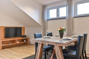 TV a/nebo společenská místnost v ubytování Landhaus am See Appartement LH 04