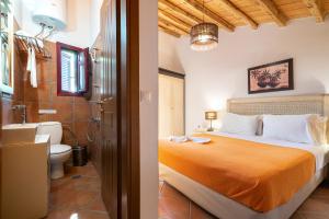 a hotel room with a bed and a bathroom at The Varos Residences Hotel in Város