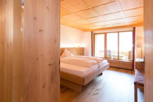 Postel nebo postele na pokoji v ubytování Hotel Montafoner Hof