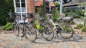 drei Fahrräder werden vor einem Haus geparkt in der Unterkunft Ferienwohnung Taubenschlag mit Sauna in Kirchlinteln