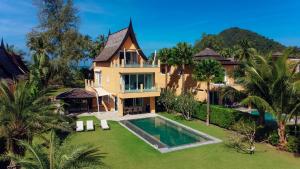 eine Luftansicht eines Hauses mit Pool in der Unterkunft Private Pool Villa on Koh Chang in Ko Chang