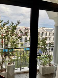 - une vue depuis la fenêtre d'un condo dans l'établissement Hotel Phúc Lâm Grand World, à Duong Dong