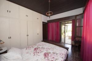 una camera da letto con un grande letto con tende rosa di Villa Marco - Comfortable Villa - Acharavi / Korfu ad Acharavi