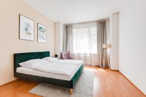 sypialnia z łóżkiem i oknem w obiekcie Riben House Prague w Pradze