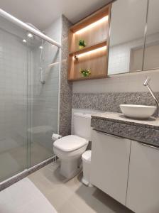 a bathroom with a toilet and a sink and a shower at Rio Park Avenue Residence, Piedade - By TRH Invest in Recife