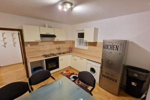 una pequeña cocina con mesa y sillas. en Nice Apartments in Gummersbach, en Gummersbach