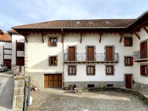 ein großes weißes Gebäude mit Balkon in der Unterkunft Casa Ederra in Isaba