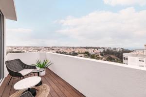 Un balcón con vista a una ciudad en Bay View Penthouse by Olala Homes, en Cascais