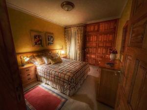 a bedroom with a bed and a dresser in it at Apartamento vacacional Paradise in Arona +28 photos