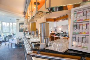 een restaurant met een bar met glazen erop bij Best Western Hotel Windorf in Leipzig