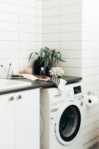 una lavatrice in cucina con lavandino di Wex Hotels a Fredrikstad