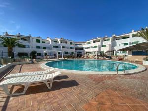 a swimming pool in front of a building at Apartamento vacacional Paradise in Arona