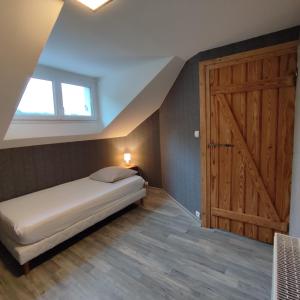 Ένα ή περισσότερα κρεβάτια σε δωμάτιο στο Gîte du pré forestier