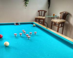a room with a pool table and two chairs at Apartamento vacacional Paradise in Arona