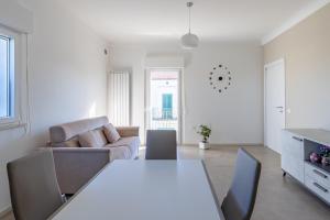 sala de estar blanca con mesa y sofá en Da nonno al Mare - YourPlace Abruzzo, en Fossacesia
