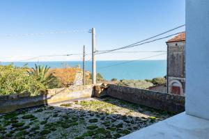 vistas al océano desde el balcón de una casa en Da nonno al Mare - YourPlace Abruzzo, en Fossacesia