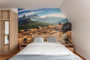 ザコパネにあるApartamenty INTERDOMの山の景色を望む壁画付きのベッドルーム1室
