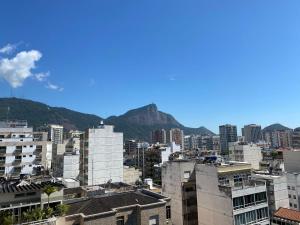 vistas a una ciudad con montañas en el fondo en Duas suítes Leblon a duas quadras da praia, en Río de Janeiro