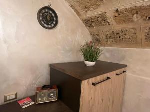 阿尔盖罗POMA DE CASA - Carrerò del Carmen的墙上挂有时钟的桌子的房间 更多57张照片